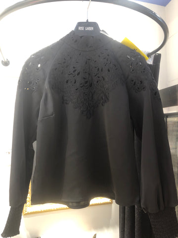 Blouse broderie décolleté noir
