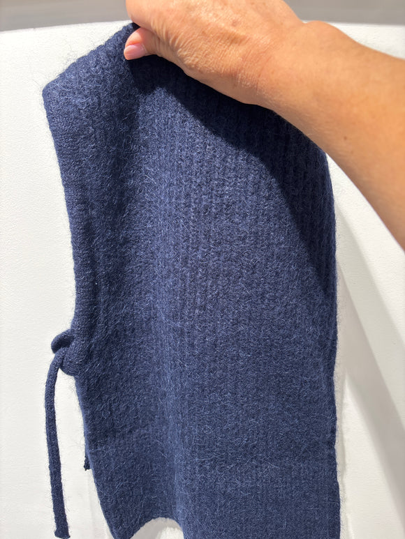 Mae dark blue