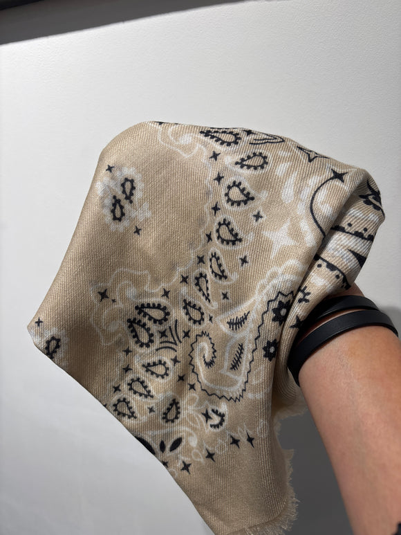 FOD0002 00526M bandana round 11