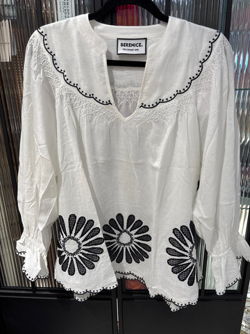 Blouse broderie noir blanc